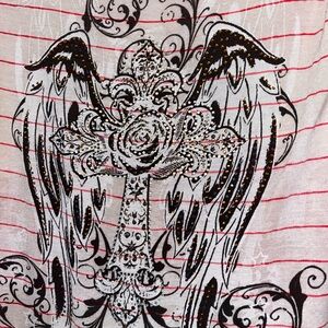 Short sleeve graphic tee.